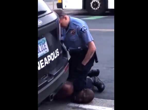 미니애폴리스 (Minneapolis) 경찰 흑인남성 목을 무릎으로 누르는 장면