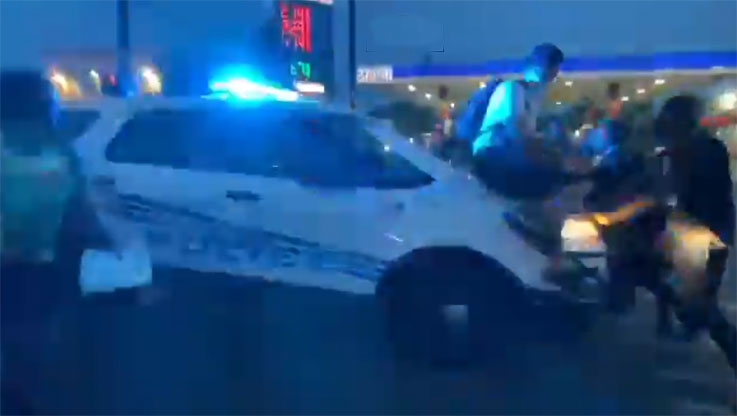 디트로이트 경찰 SUV, 비명을 지르는 시위자들을 들이받고 나아가는 트윗