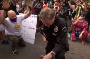 경찰관들의 시위대를 향한 포옹과 무릎꿇기 운동