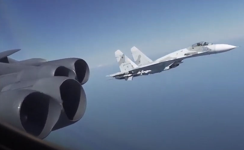 러시아 항공기 2대, 미 공군 B-52 폭격기를 향한 위험한 방해 비행