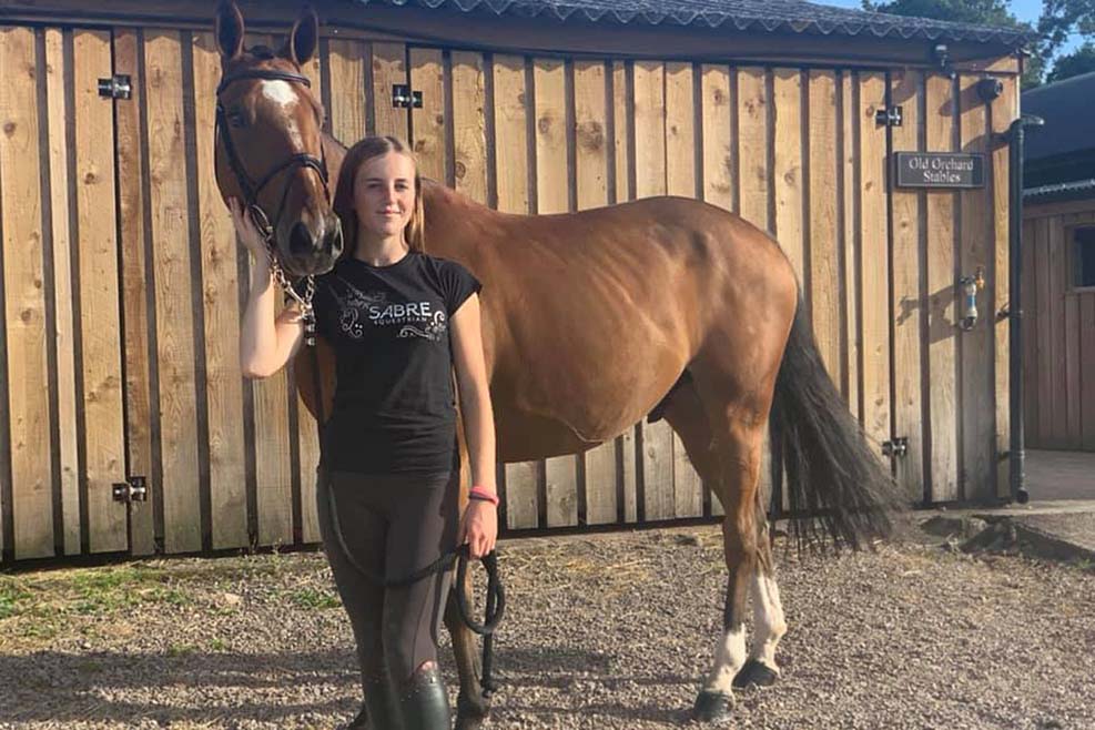 16세 영국 승마선수, 엄마가 말을 천천히 타라고 하자, 마굿간 근처 에서 자살
