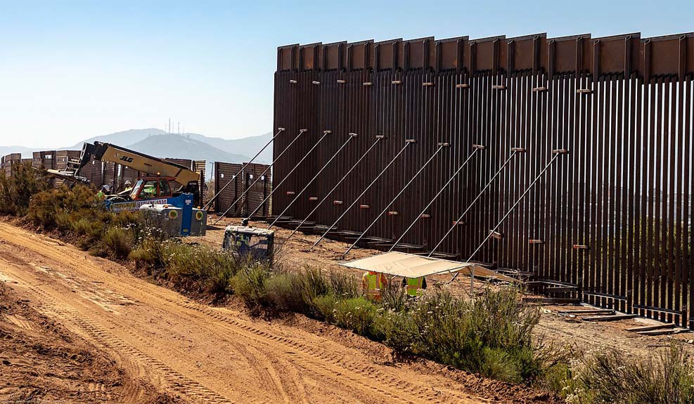 조 바이든의 국경장벽 철거작업, 비용 많이들면서 고단한 작업