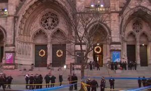뉴욕의 한 성당에서 한 남자 허공에 총 발사 후, 경찰총격 으로 사망