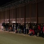 지난 4주 동안 미국-멕시코 국경에 10만 명 이상의 불법 이주민 모여