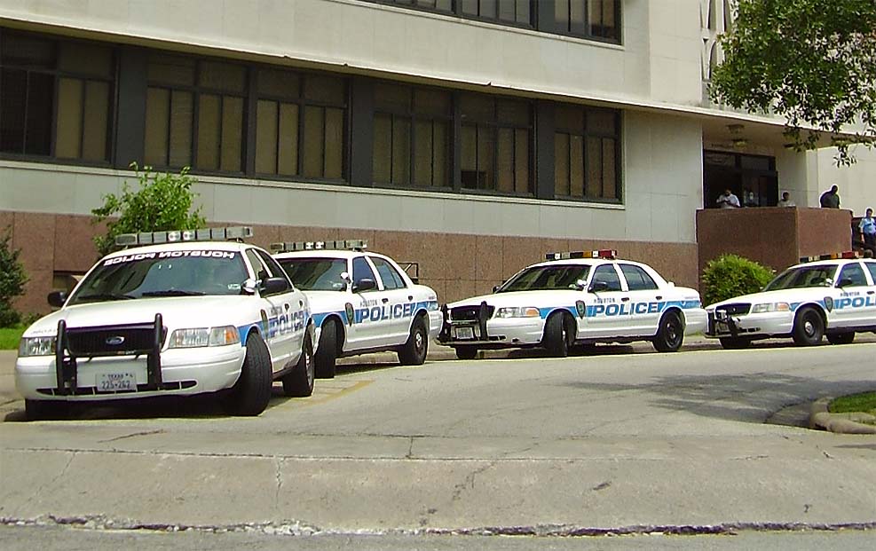 휴스턴 경찰, 강도 용의자 쫓던 중 한 살 어린이 머리에 총 쏴
