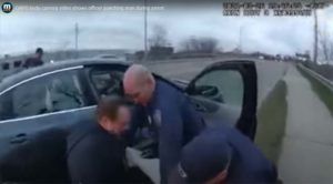 경찰관이 주먹으로 한 용의자 가격하면서 체포하는 영상