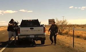 지난 2월 뉴멕시코 경찰관, 교통 임무 수행중 총 맞는 영상