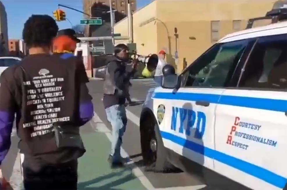 NYPD 경찰들에게 욕설을 퍼 붓는 남성들 영상