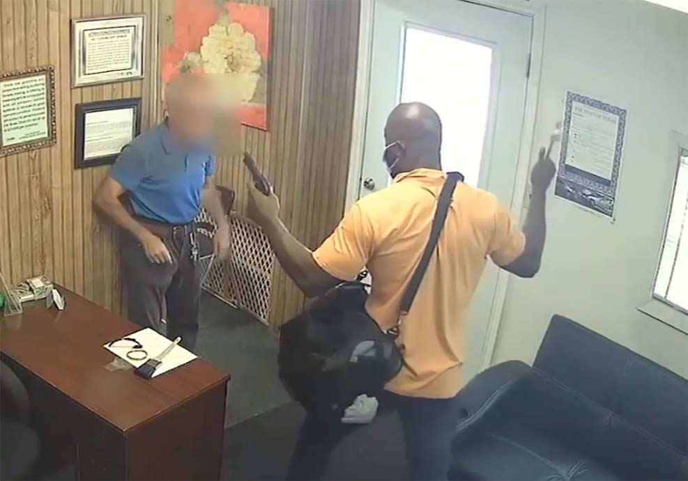 휴스턴 세차장 사무실에 들이닥친 권총강도 영상