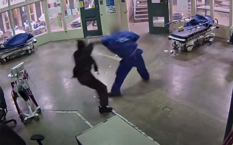 로스앤젤레스 카운티 수감자, 보안관실 여 직원 폭행하는 영상