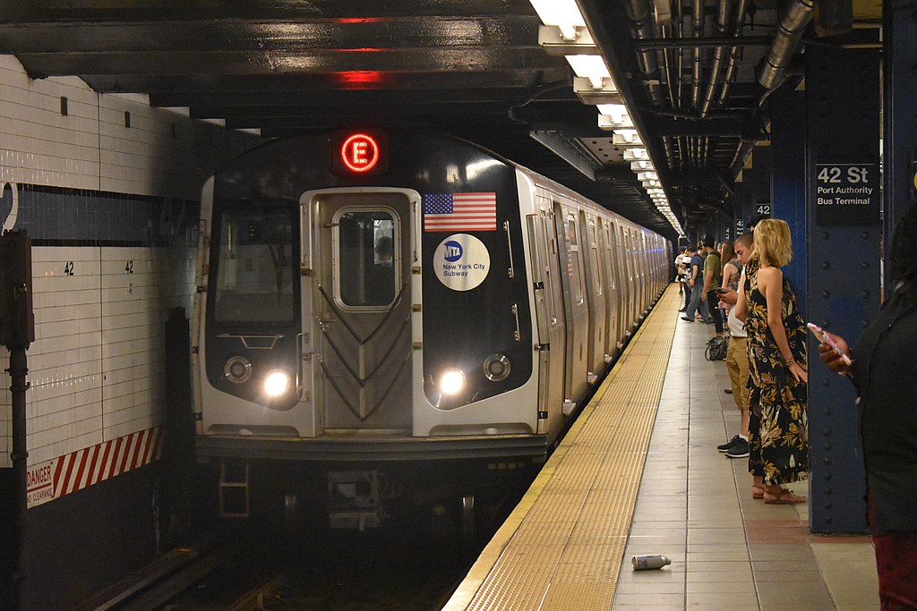 뉴욕시의 한 관광객, 지하철에서 스크루드라이버에 찔려