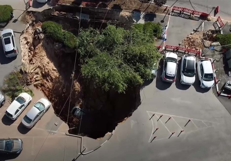 예루살렘에 주차된 차량들을 삼키는 싱크홀 영상