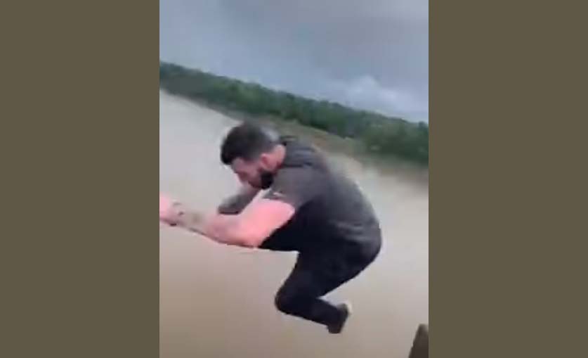 루이지애나 강 위의 고가도로 에서 강 밑으로 뛰어내린 남성
