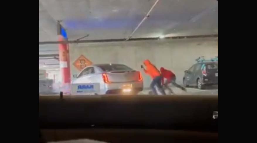 캘리포니아 몰 주차장 강도 차량 절도 영상, 경찰 용의자 추적