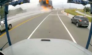 미시간 고속도로, 연료탱크 트럭 폭파 후 화염 휩싸이는 영상
