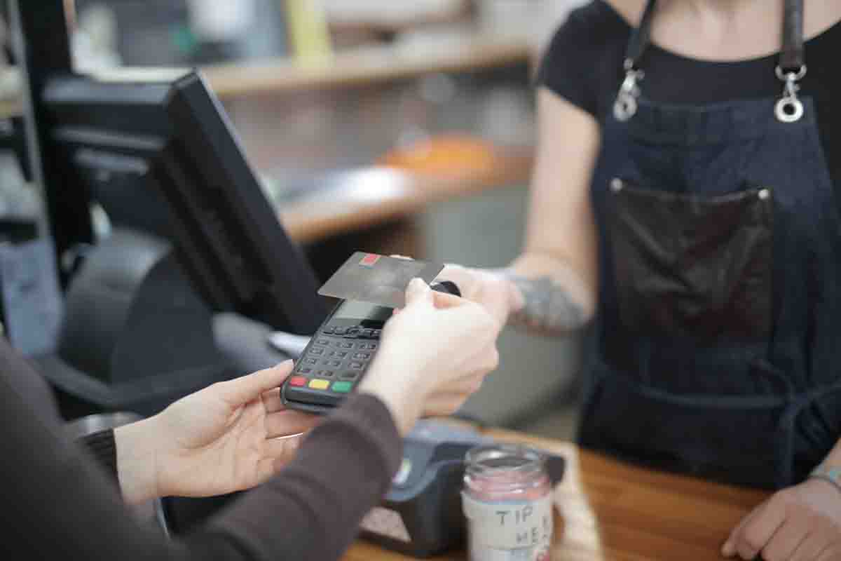 현금 대신에 신용카드 사용이 서비스업 근로자들에게 미치는 영향