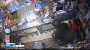 동영상: 맨해튼 식료품점 밖 총격전으로 3명의 시민들 부상
