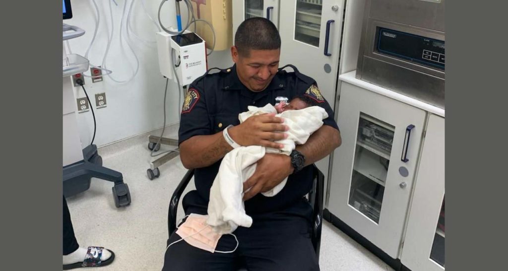 뉴저지 경찰, 2층 베란다에서 떨어진 생후 1개월 아기 붙잡아