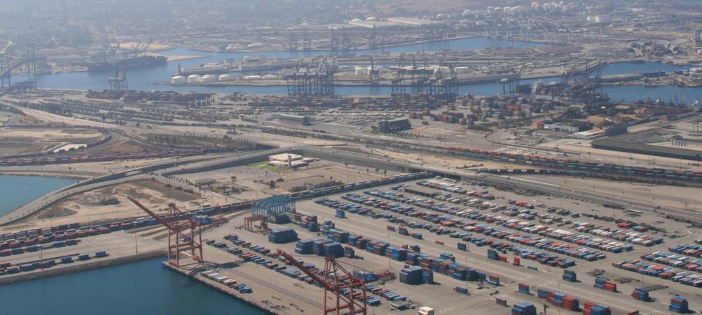 출하될 화물 컨테이너들이 엄청 쌓여있는 북미의 최대 항구