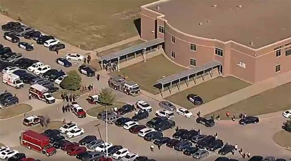 텍사스 주 알링턴의 팀버뷰 고등 학교에서 여러 명 총격 당해