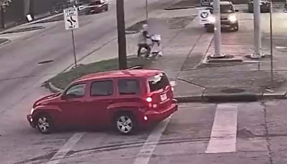 휴스턴에서 지갑 훔친 강도 차량이 여성과 반려견 끌고 가는 영상