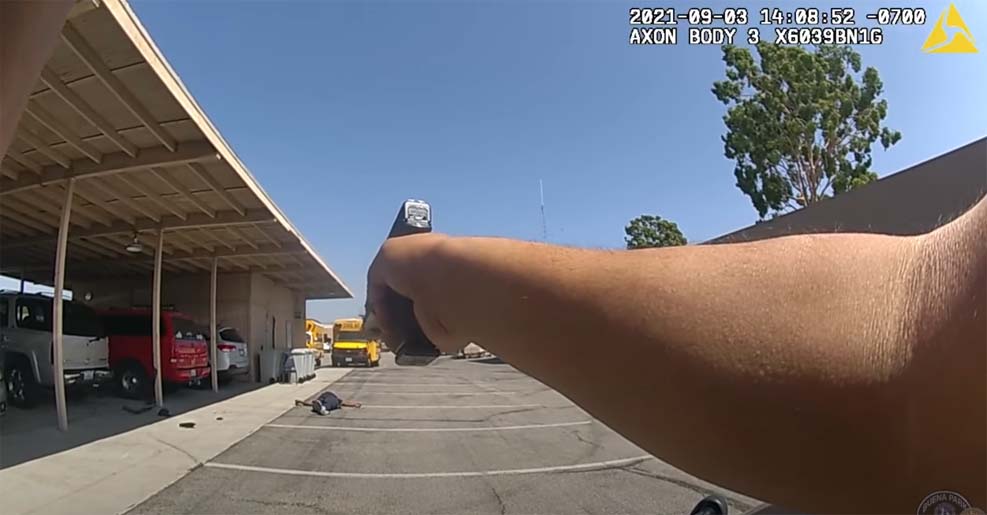 오렌지 카운티에서 스쿨버스 운전하는 아내에게 총 쏘는 남성을 경찰이 추격