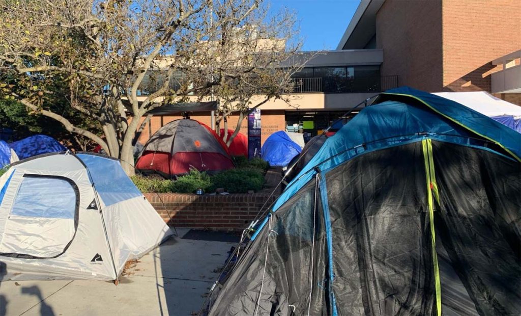 기숙사 곰팡이, 바퀴벌레, 쥐 때문에 텐트생활을 하고있는 하워드 대학교 학생들