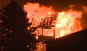 맹렬한 산불로 많은 주택들이 소실되고 있는 콜로라도 주 볼더 카운티