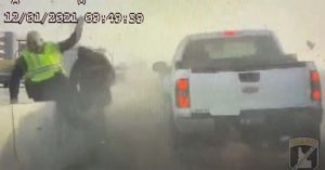 곤경에 처한 운전자를 돕던 아이다호 주 경찰 픽업트럭에 치일 뻔한 영상