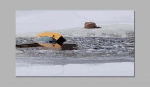 얼어있는 강에 가라앉고 있는 차량 운전자를 구한 주민들