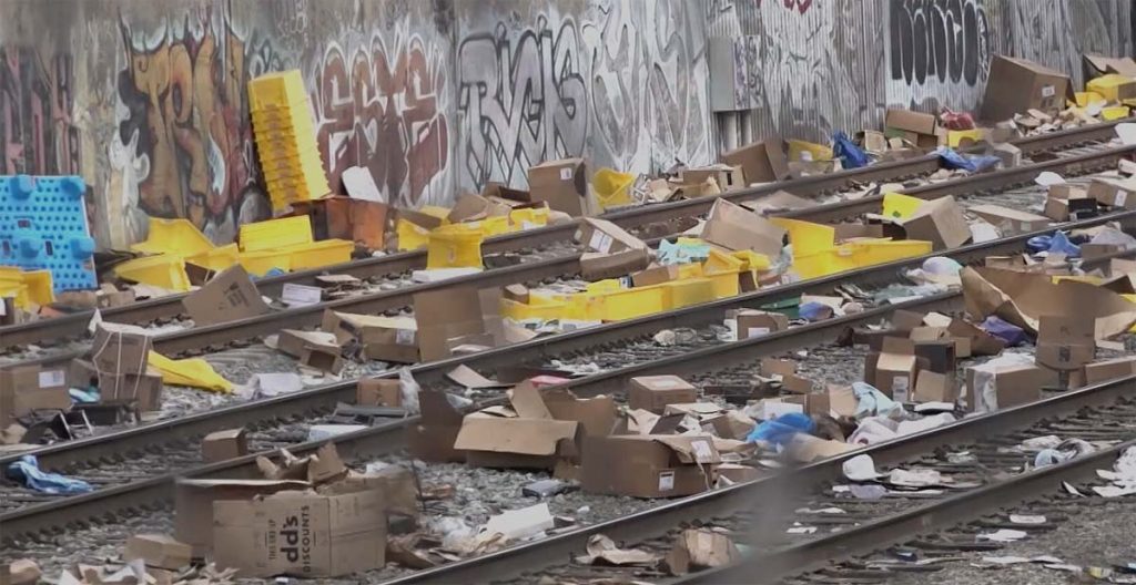 L.A. 도둑들, UPS, 페덱스 및 아마존 패키지로 가득 찬 화물열차를 약탈