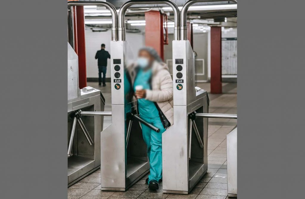 뉴욕 퀸즈의 지하철 개찰구 뛰어 넘다가 바닥에 부딪혀 사망한 남성