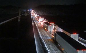 버지니아 주 95번 고속도로에서 월요일부터 화요일 아침까지 오도가도 못하는 운전자들