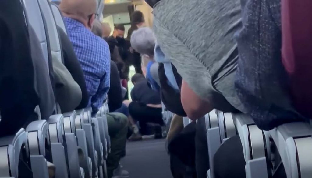 아메리칸 항공의 한 승무원, 비행기 출구문 열려던 승객 머리 커피팟으로 내리쳐