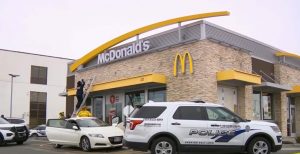 유타 주의 한 맥도날드에서 4세 어린아이, 경찰 향해 총 발사