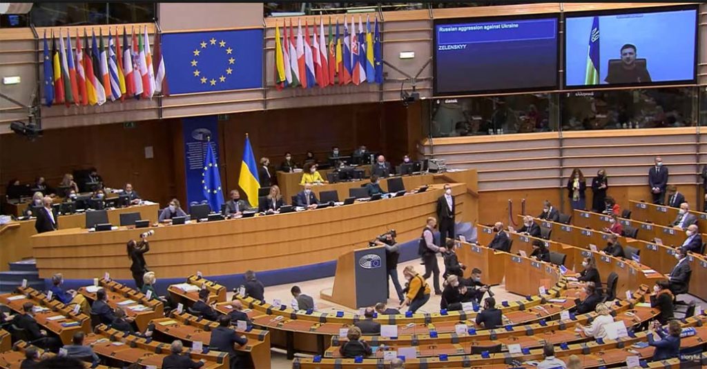 젤렌스키 우크라 대통령의 EU 의회연설 통역 중 목 메어 울먹거린 통역사