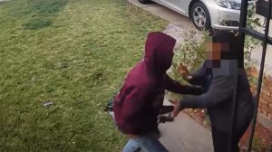 휴스턴에 있는 집 문 바로 앞에서 강도 당하는 충격적인 영상