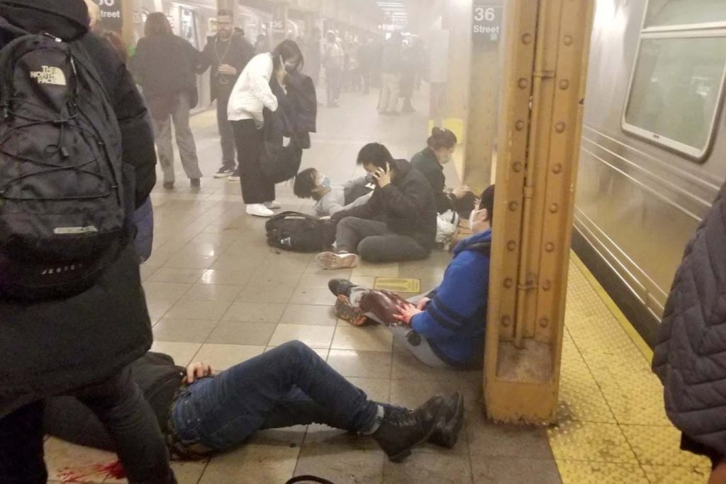 화요일 아침 브루클린 지하철역 총격으로 16명 부상