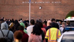 버지니아주의 한 초등학교에서 6세 소년, 교사를 총으로 쏜 후 구금돼...