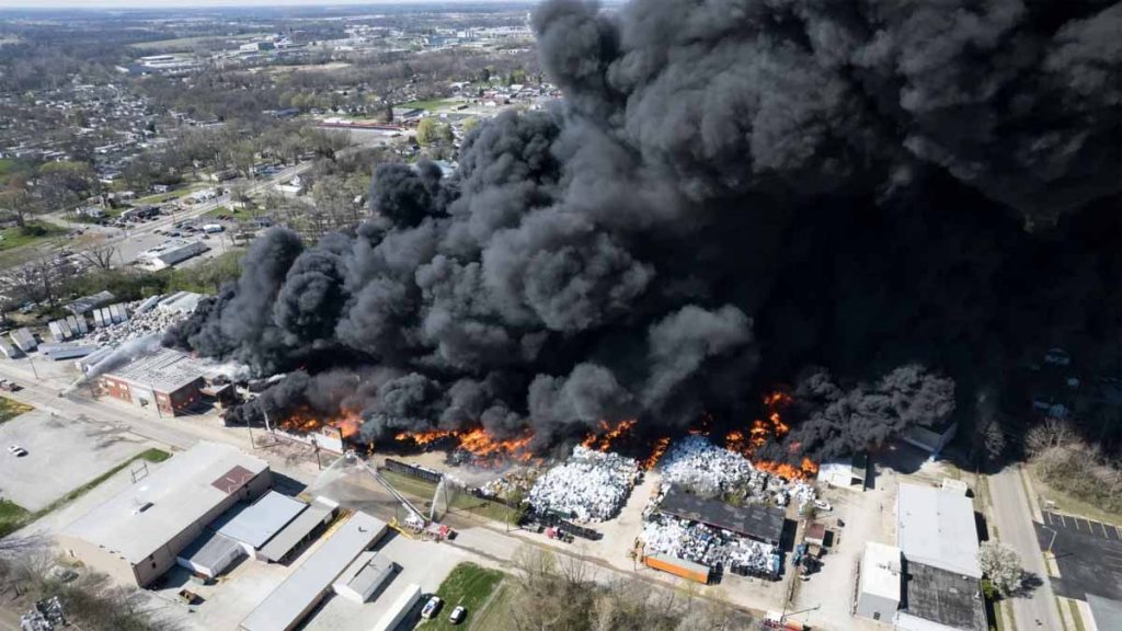 인디애나 주 재활용공장 화재, 유독성 연기로 수 천명 대피