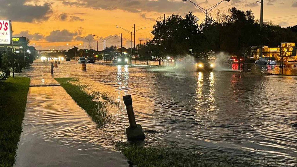 플로리다 남부, 돌발 홍수로 학교 및 공항 폐쇄