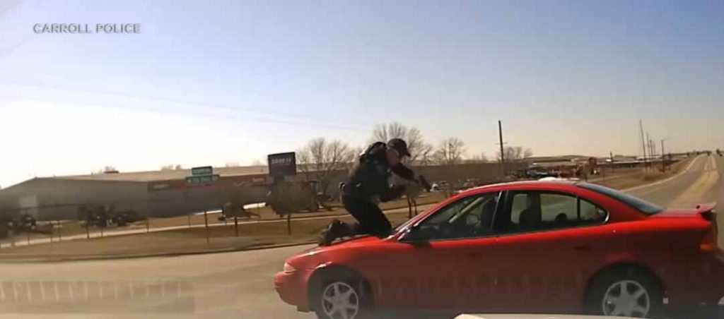 용의자의 자동차 후드에 위험하게 올라탄 경찰관
