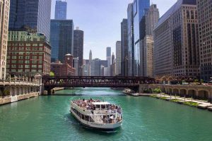 강에서 크루즈를 타고 감상하는 시카고의 건물들