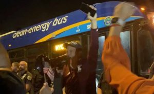 이주민 태운 버스 향해 분노 표출한 뉴욕 시위대