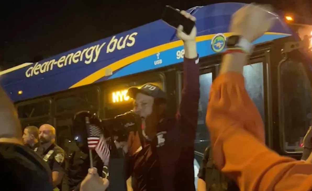 이주민 태운 버스 향해 분노 표출한 뉴욕 시위대