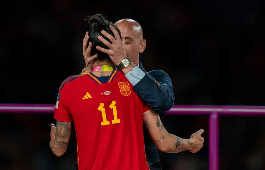 스페인 여자 월드컵 우승팀, 키스 사태로 다음 경기 출전 거부