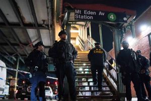 뉴욕시의 전철역 총격으로 1명 사망하고 5명 부상