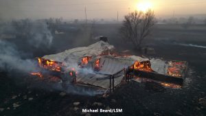 텍사스주 팬핸들에서 걷잡을 수 없는 산불이 계속 번져나가면서 그 곳에 있는 가옥들과 농장의 시설물들이 파괴됨과 동시에 그 지역 주민들에게는 대피 명령이 내려졌으며, 팬핸들 주변 여러 곳에서도 산발적인 산불이 발생하고 있는 것으로 전해졌다.