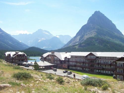 Many glacier hotel